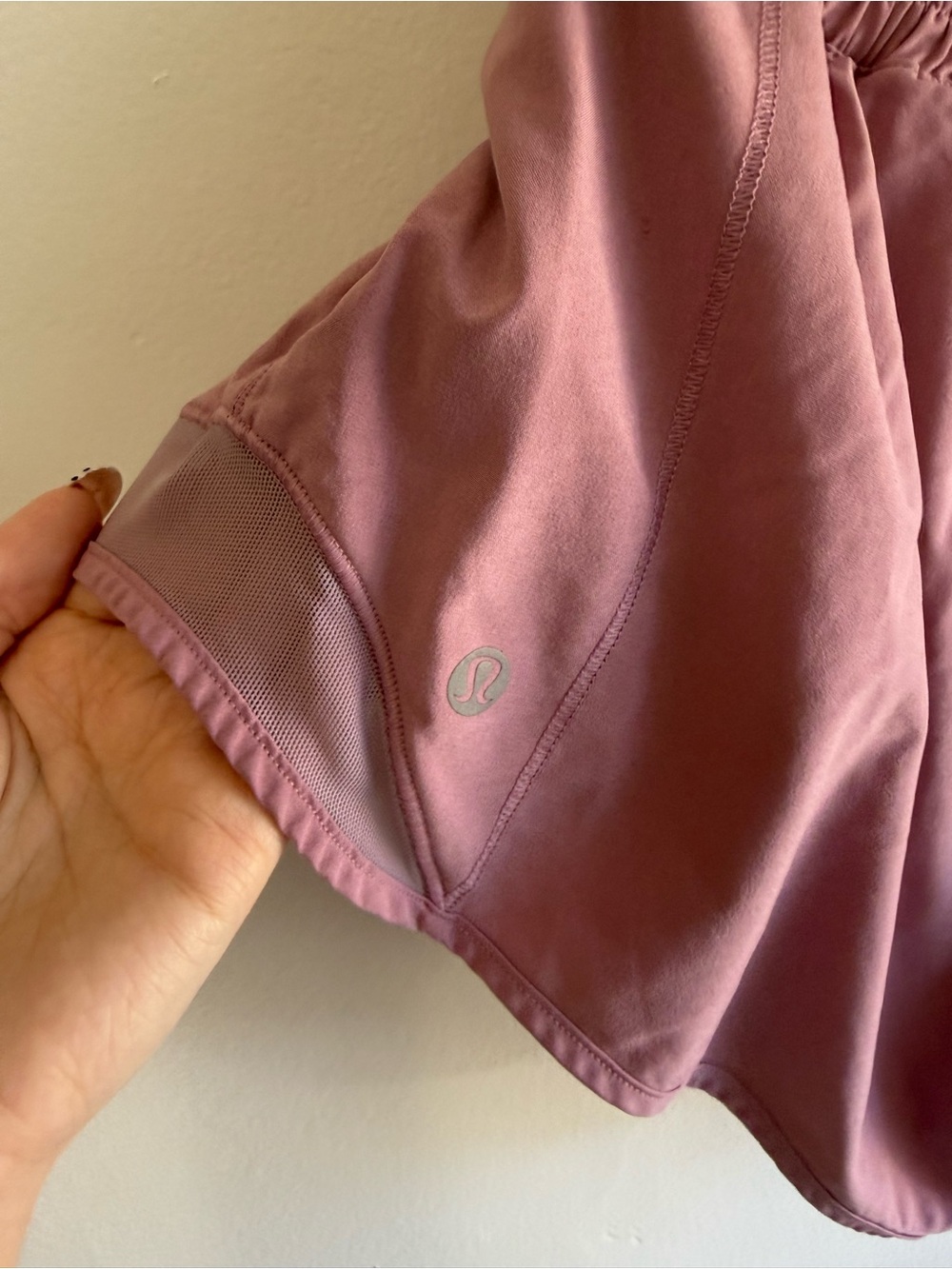 Lululemon Hotty Hot Shorts in Mauve size 6 Regular - Picture 3 of 4